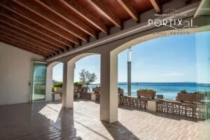 Dream villa in first sea line in Ciudad Jardín — photo 1