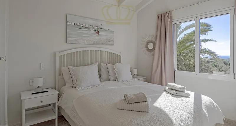 Villa on the first sea line with holiday rental license - Cala Pi — photo 4