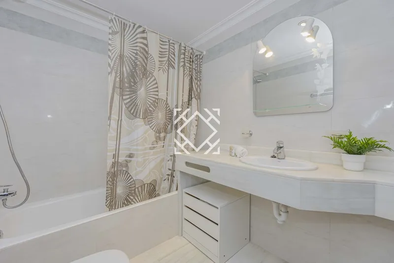 A spacious and bright flat in an exceptional location, for sale in Puerto de Alcudia, Mallorca. — photo 11