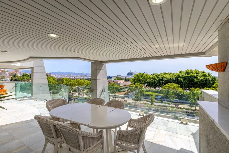 Apartment in Palma - Communal pool with harbor view — photo 3