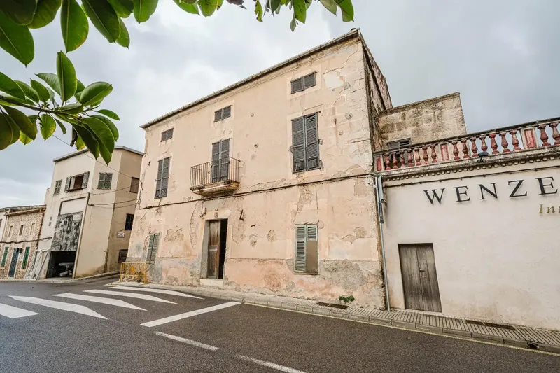 This house for renovation is located in Sant Llorenç, in an area with year-round activity in Mallorca. From gestpropiedad, real estate — photo 1