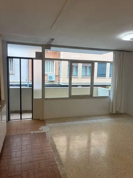 We present this spacious apartment in the coveted Plaza de Toros area, ideal for those looking for a project to their measure. The property has — photo 3