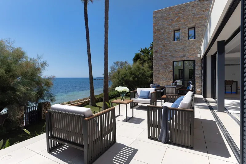 Frontline villa with direct beach access in Port Verd — photo 1