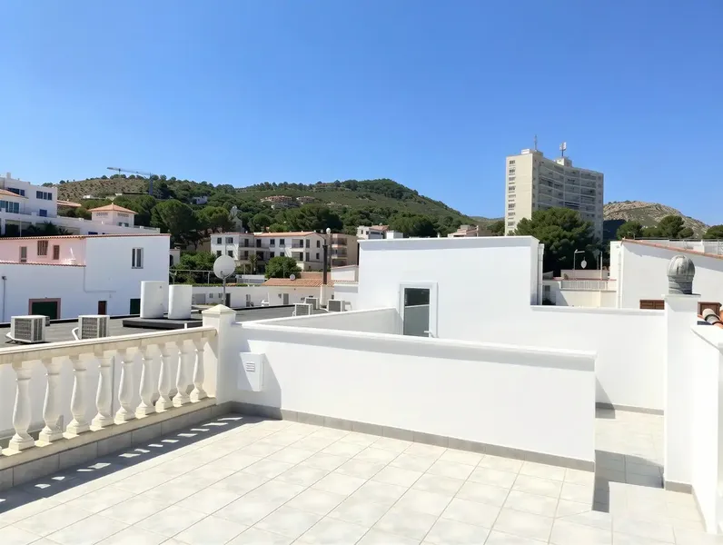 A few steps from the fine sandy beach of Peguera, this spacious townhouse presents a rare opportunity for those who want — photo 2
