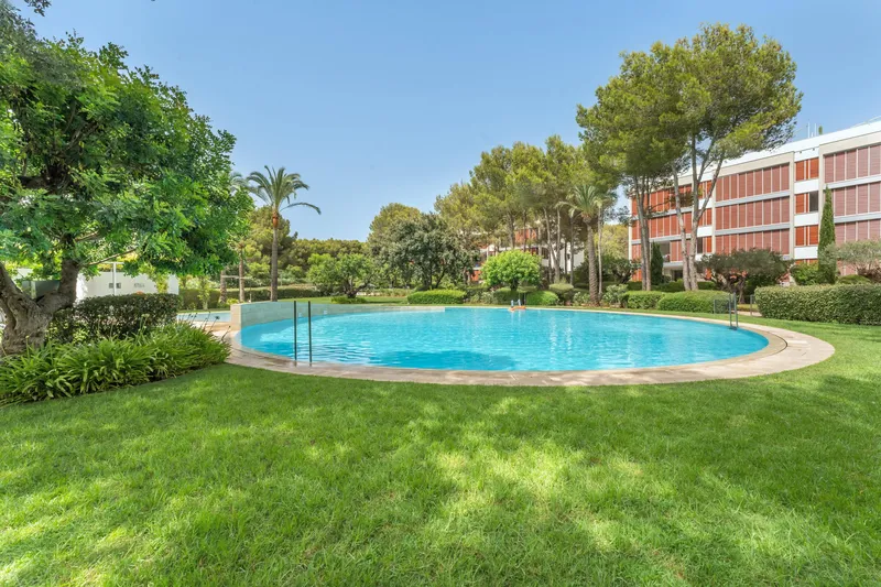 Spacious apartment with spectacular common areas and pools in exclusive Bendinat — photo 7