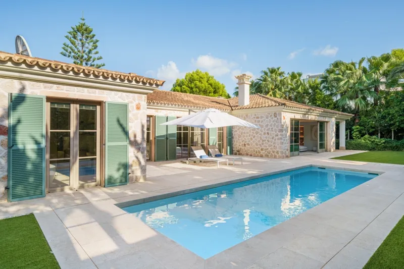 Fully renovated bungalow in Nova Santa Ponsa for rent — photo 1