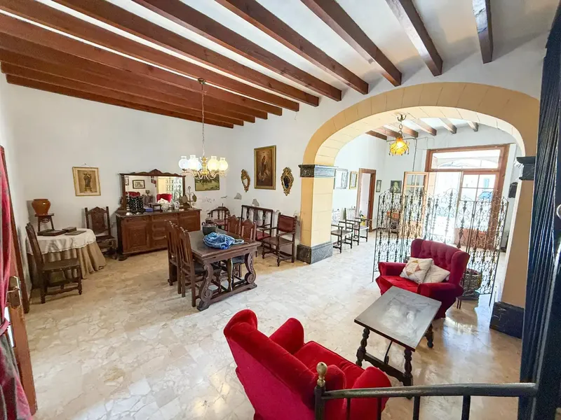 Discover this charming semi-detached house in the picturesque village of Consell, Mallorca. With a built area of 343 m², this — photo 1