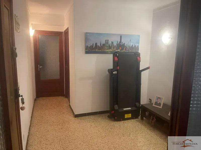Fincas Molina offers you exclusively this home in the Coll d'en Rabassa area with many renovation possibilities. 2nd floor without elevator — photo 2
