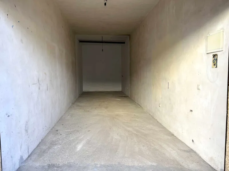 Garage with electricity in La Salle area — photo 1