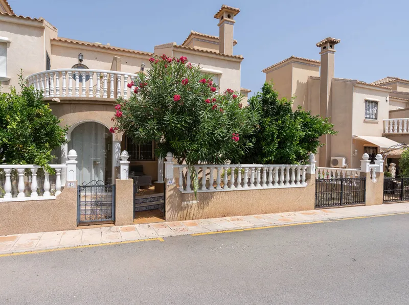 Charming townhouse with several beautiful terraces — photo 1