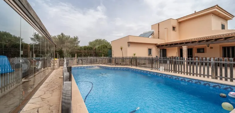 Independent chalet with sea views in Portocolom: 490 m² and pool — photo 2