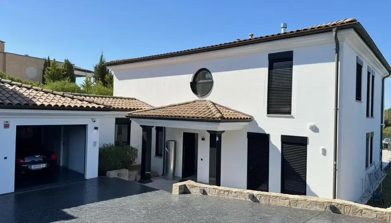 In one of the most coveted residential areas of southwest Mallorca, this exceptional villa awaits you with its successful combination of p — photo 7