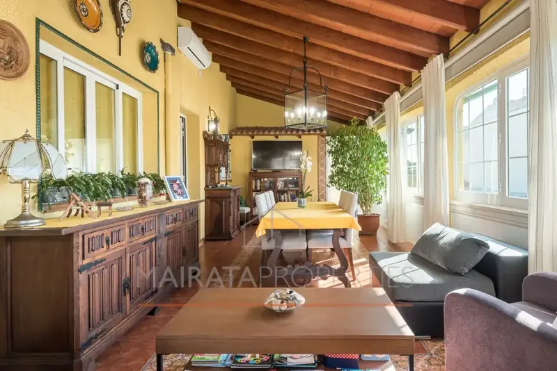 Located in the heart of Lloseta, this two-story single-family home offers a built area of 307 m² on a plot of 550 — photo 1