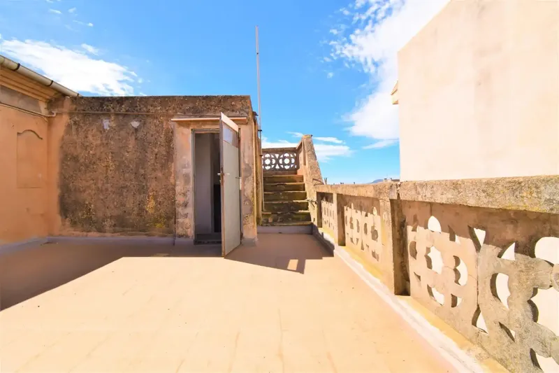 Emblematic building of 374 m2 built for sale in Muro, ideal for renovation. — photo 1