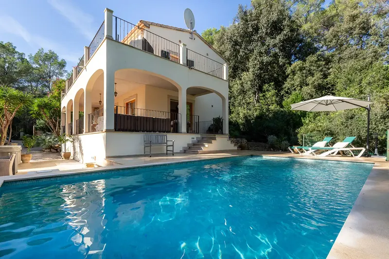 Spacious five-bedroom detached house in the quiet and sought-after residential area of Son Toni, with excellent views of the — photo 1