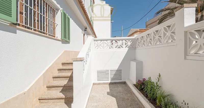 Multi-family house in Ciudad Jardin on the beach - Investment — photo 9