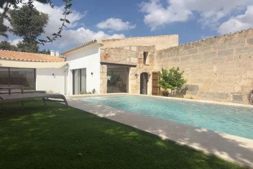 Sineu , Designer townhouse with a pool, garden, terraces, and 2 bedrooms in Sineu — photo 1