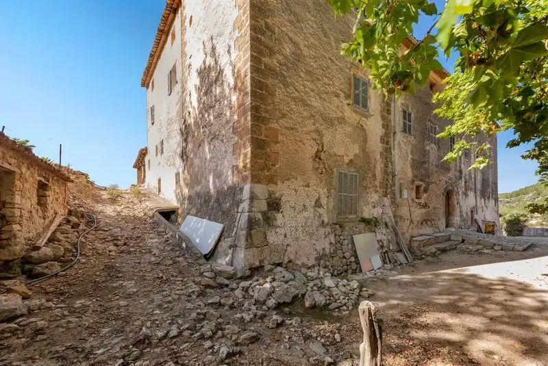 The impressive finca, for sale in Estellencs, occupies a privileged and elevated position within the Serra de Tramuntana. It occupies a huge — photo 9