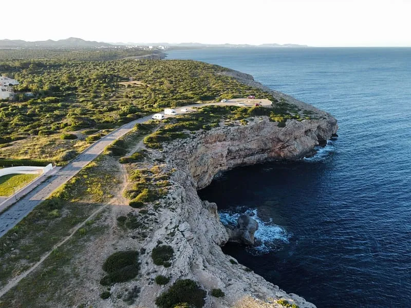 South-facing residential plot near coastal trails in prestigious Portocolom | Last opportunity — photo 3