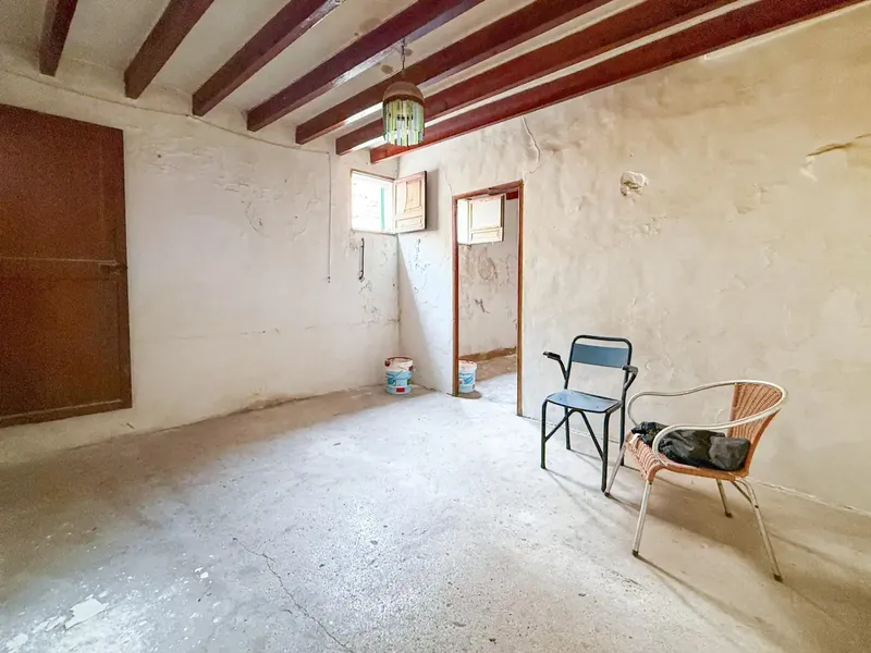 We present this magnificent village house located in the heart of Mancor de la Vall, an emblematic building that extends over — photo 11