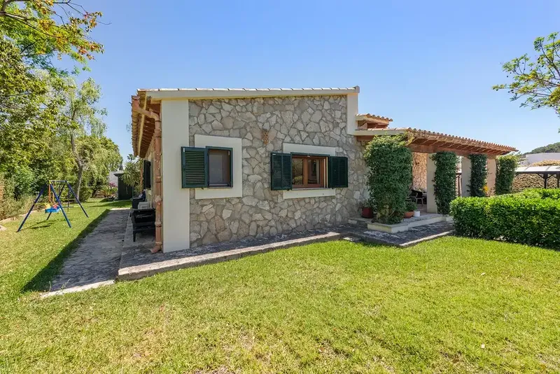 Located in the exclusive urbanization Crestatx, near Pollensa, this beautiful renovated villa combines contemporary design, energy efficiency — photo 11