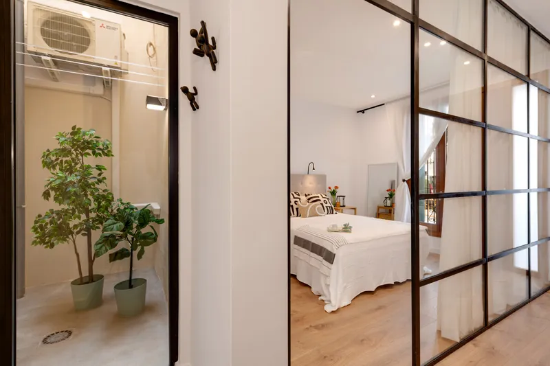 Apartment with large patio and high ceilings near Santa Catalina market — photo 10