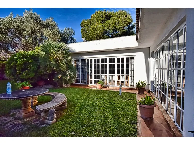 In Son Baulo, very close to the beach, on a plot of about 990 m2 we have a main house of about 250 m2 on two floors offering 3 bedrooms — photo 1