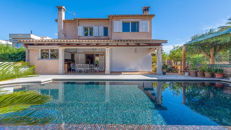 Charming villa for sale in Bahia Blava with pool and garden — photo 1