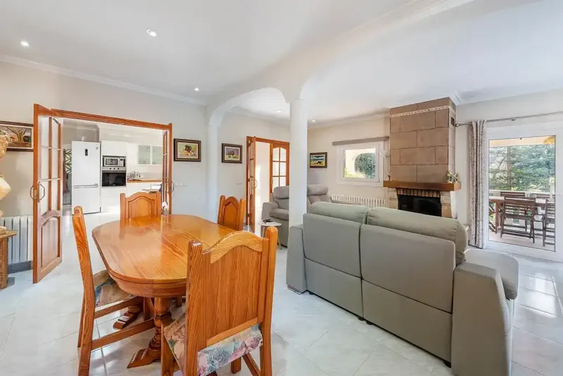 Charming detached villa for sale in a quiet residential area, conveniently located just 10 minutes — photo 9