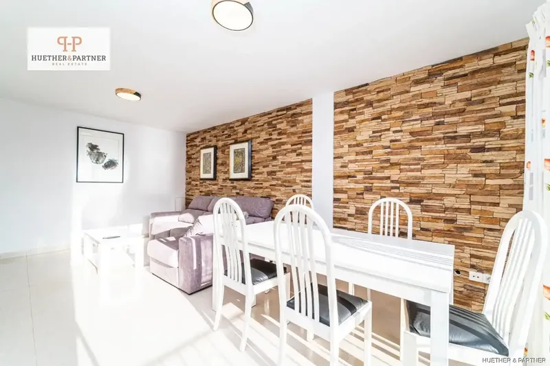 This modernized apartment impresses with its bright and cozy atmosphere. The spacious living room is equipped with a double-leaf balcony door — photo 2