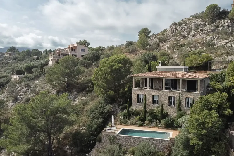 This exceptional villa is located in the prestigious George Sand urbanization, in the hills above Valldemossa, surrounded by the impressive — photo 1
