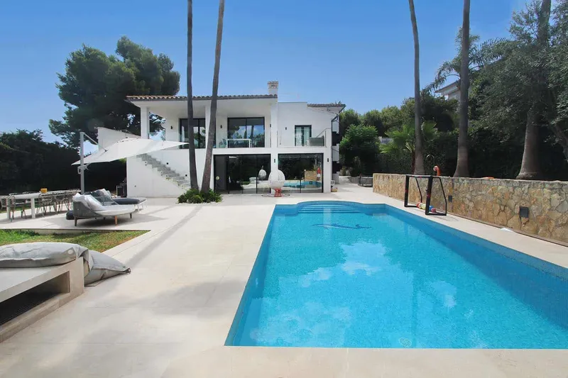 Bright 6-bedroom villa for rent — photo 1
