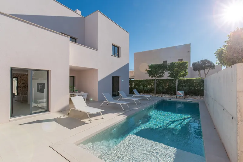 Exclusive designer villa with pool and sea views near the beach — photo 2