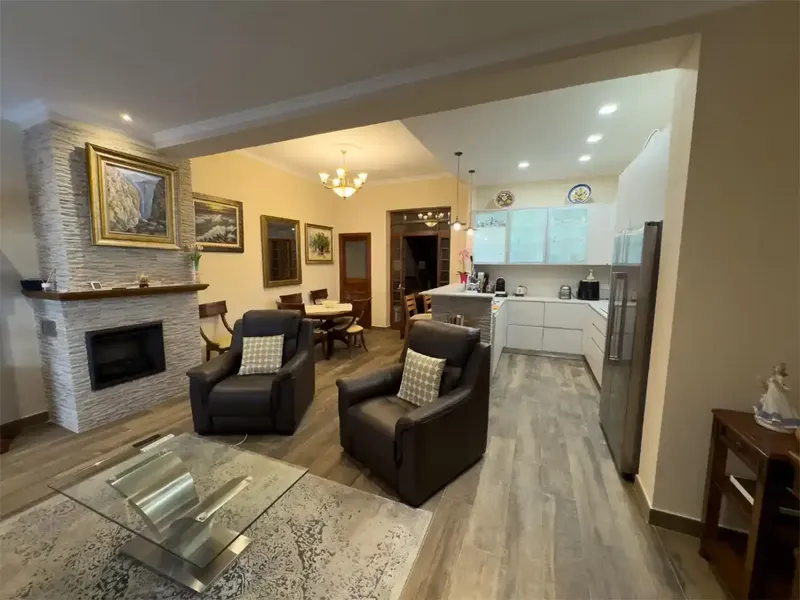 ¡Bienvenido a tu futuro hogar en Mallorca! ¿Te imaginas viviendo en una casa de pueblo mallorquina que combina el encanto de la tradición co — photo 3