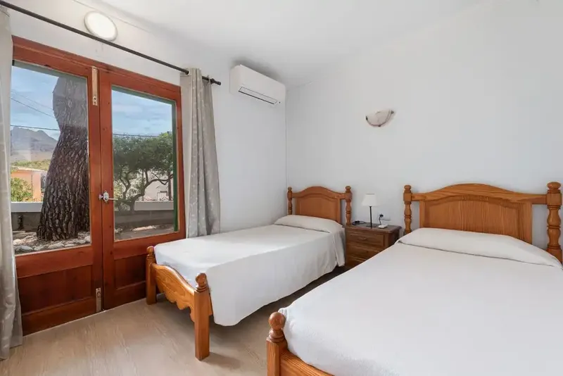 Elegant Mediterranean villa with 4 bedrooms for sale, with valid holiday license, ideally located a few minutes' walk from — photo 11