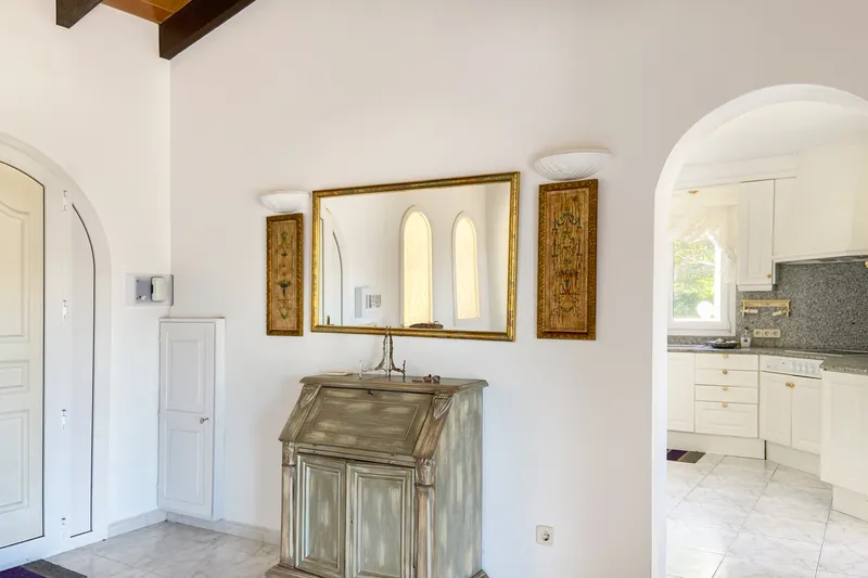 Spacious single-family home with sea views and pool plus separate guest apartment — photo 2