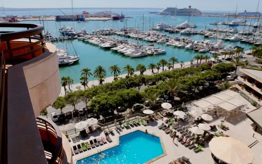 Spacious front line apartment on the Paseo Maritimo in Palma with outstanding sea views and providing 5 bedrooms and 4 bathrooms – for sale — photo 1
