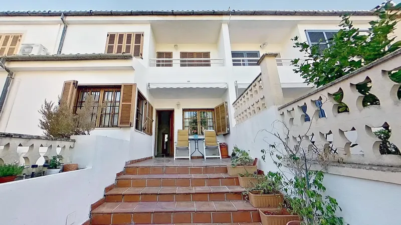 In Secar de la Real, one of the quietest residential areas in the north of Palma, is this townhouse built in 1990, distributed — photo 1