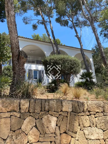 Elegant villa with privileged sea views for sale in Alcanada, in the exclusive Bay of Alcudia, Mallorca. — photo 3