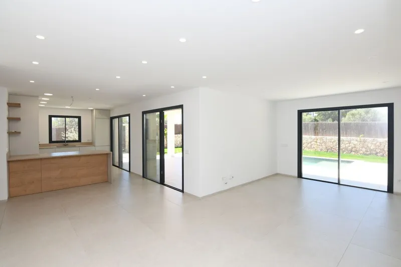 Modern and luxurious newly built villa in Cala Llombards — photo 10