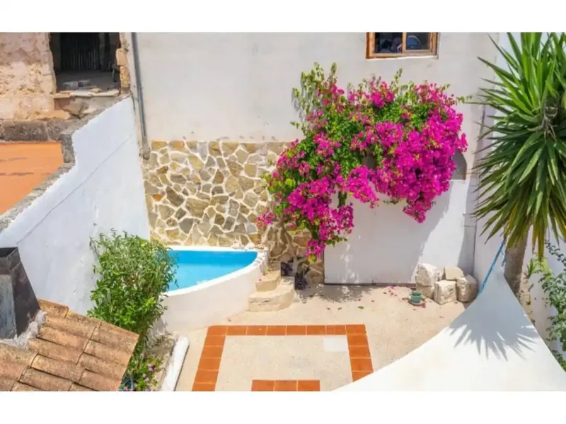 Mallorcan village house with terrace and garage — photo 1