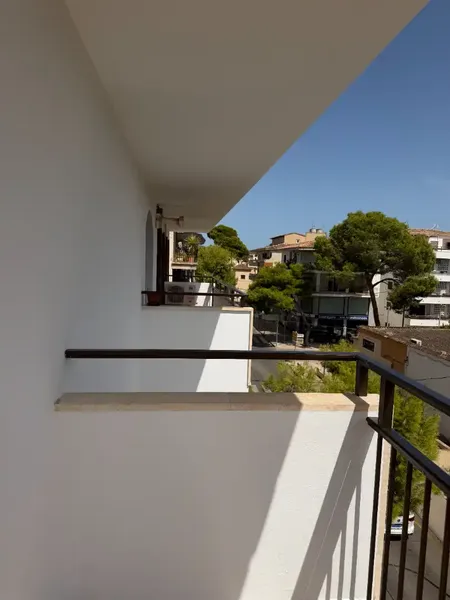 Amplio y acogedor piso de 98 m² situado en una zona muy demandada de Cala Millor, a pocos minutos a pie de la playa y cerca de comercios, re — photo 5