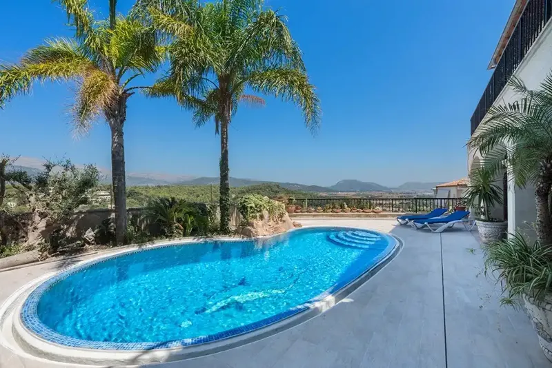 Built in 2003, this impressive property is situated on a corner plot in an elevated position, allowing impressive views — photo 2
