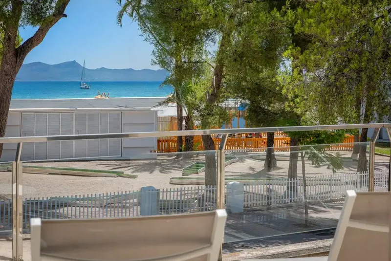 Bright and cozy top-floor apartment ideally located just one block from the stunning beach of Puerto de Alcúdia — photo 2
