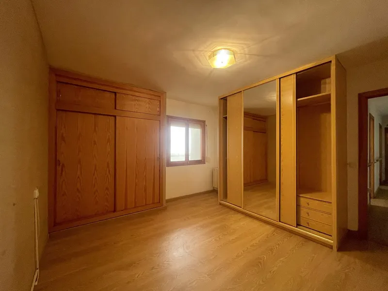 Spacious apartment with balcony, 3 bedrooms, 2 bathrooms, terrace, and elevator. Palma Old Town. — photo 8