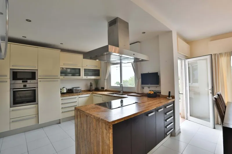 Spacious Mediterranean villa with guest cottage and sea views for sale in Costa d’en Blanes — photo 6