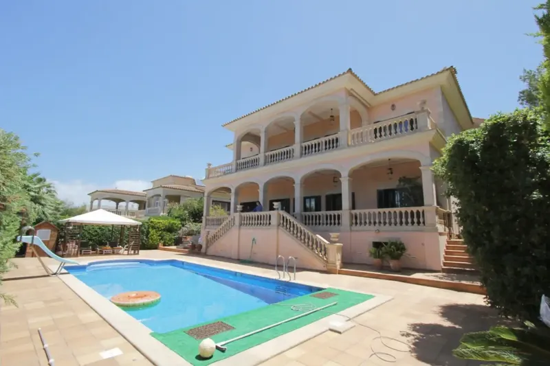 This impressive frontline beach chalet is located in Son Veri Nou, one of the best residential areas on the coast of Mallorca — photo 5