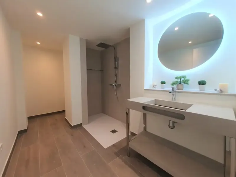 Ideally located in Cala Major, just minutes from the lively capital Palma, this magnificently renovated apartment offers — photo 10