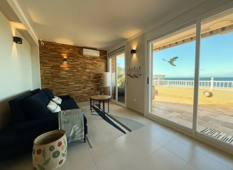 2-bedroom apartment of approx. 60 m² welcomes you through a clearly distributed entrance area. Here there is space for — photo 3