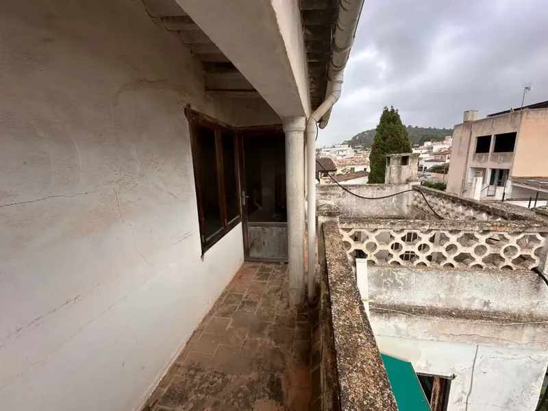 In the heart of Felanitx, this property represents a unique opportunity for those seeking a renovation project with enormous potential — photo 6